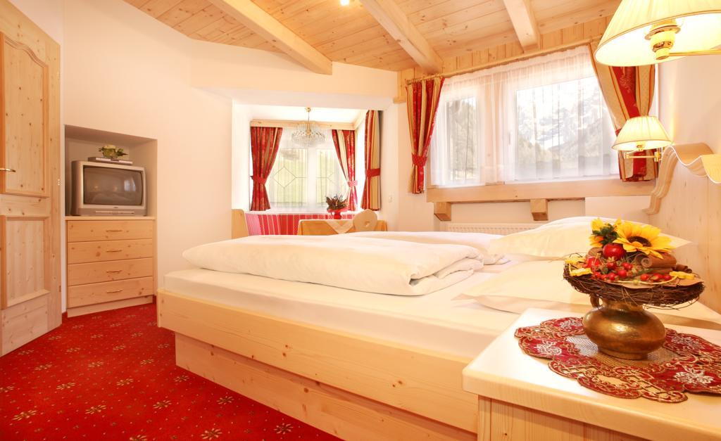 Garni Schenk Hotel Selva di Val Gardena Room photo