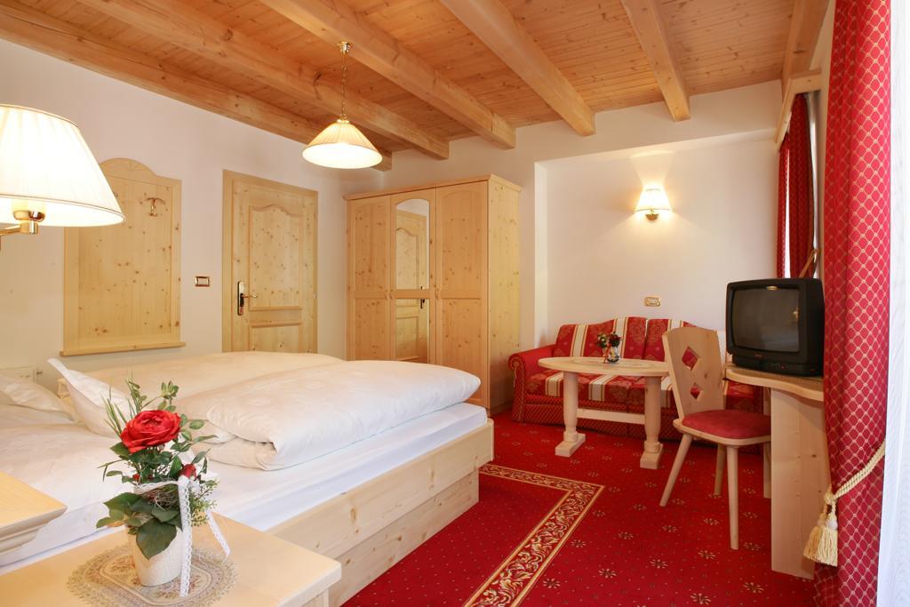 Garni B&B Schenk Selva di Val Gardena Room photo